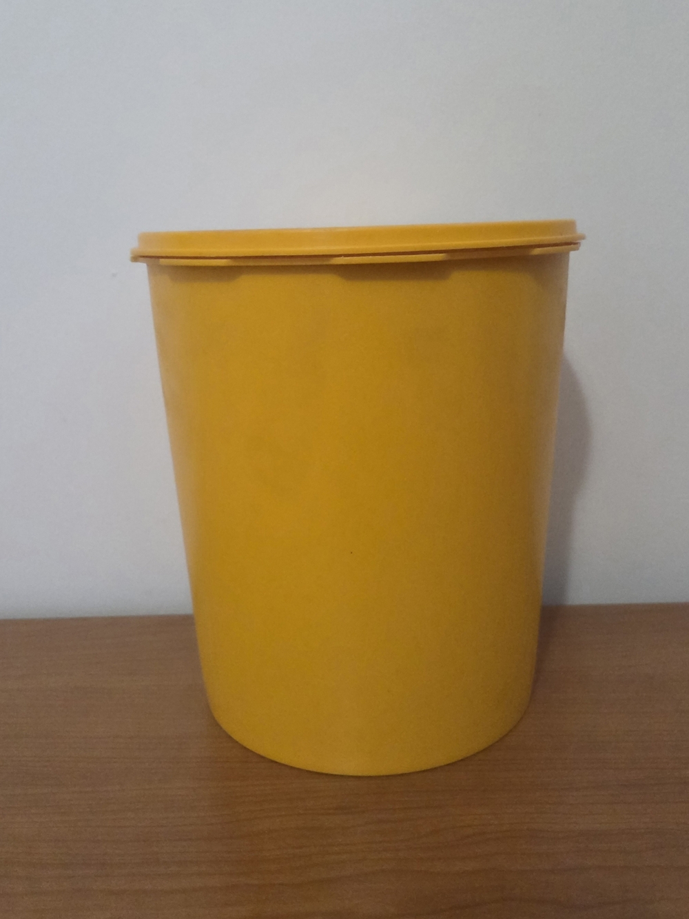 Vintage Tupperware 5 Cup Canister
